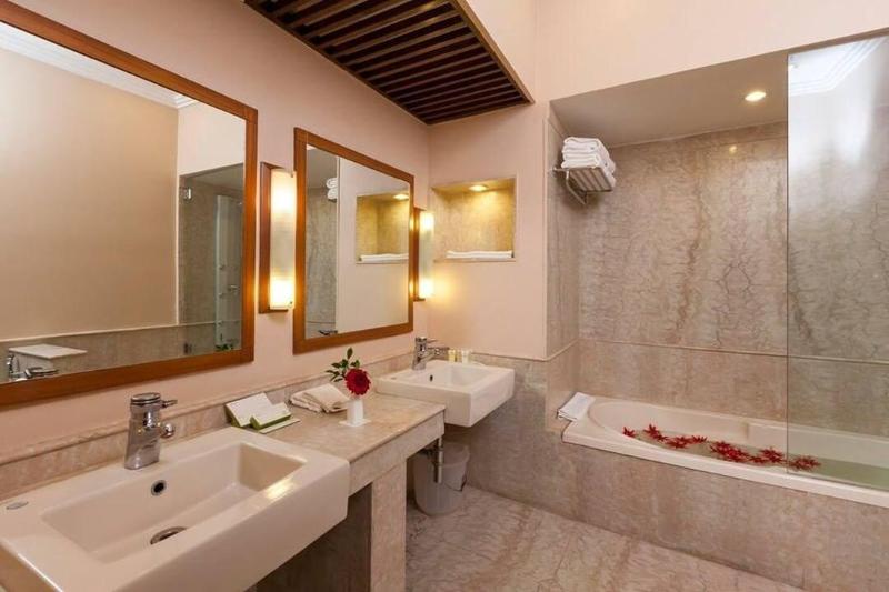 Hotel Hilltone image