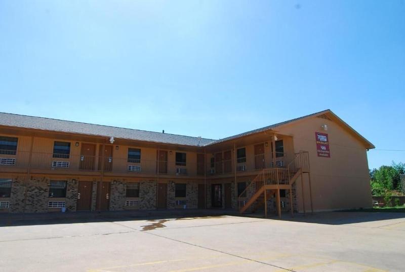Coach Light Inn Brenham image