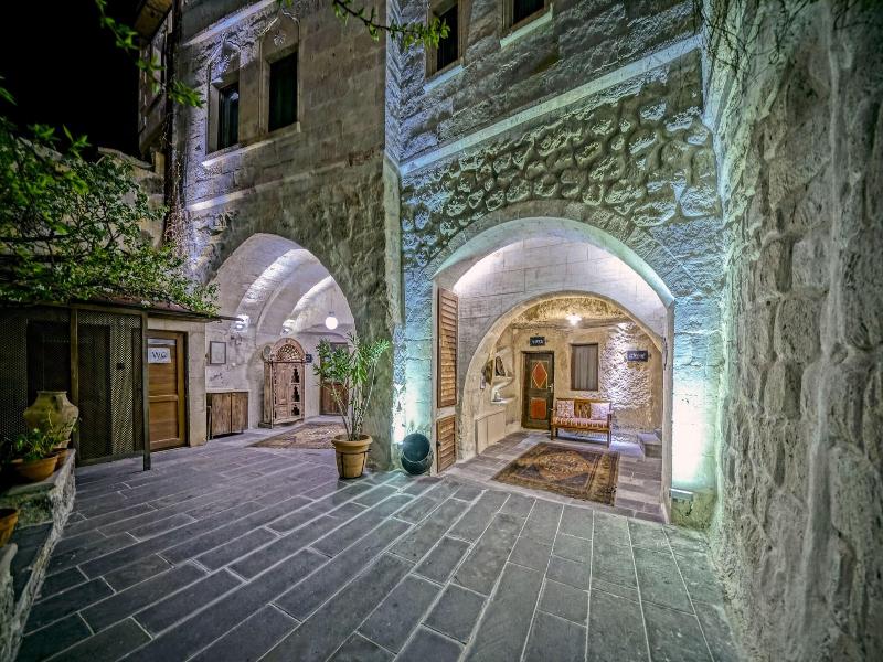 Elysa E Cave House image