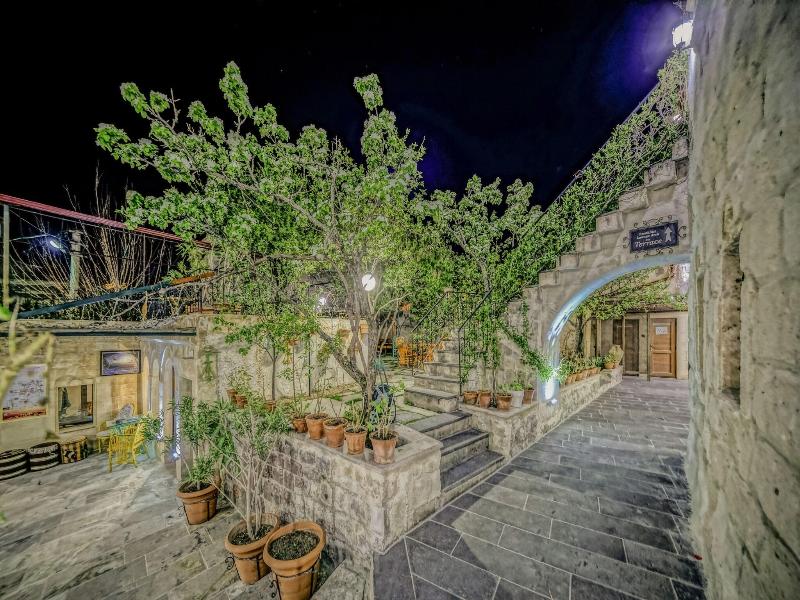 Elysa E Cave House image