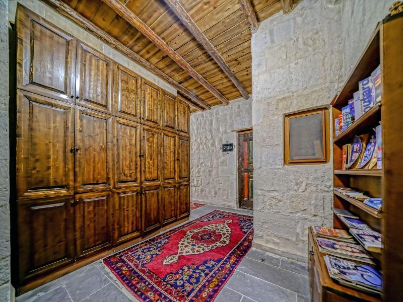 Elysa E Cave House image