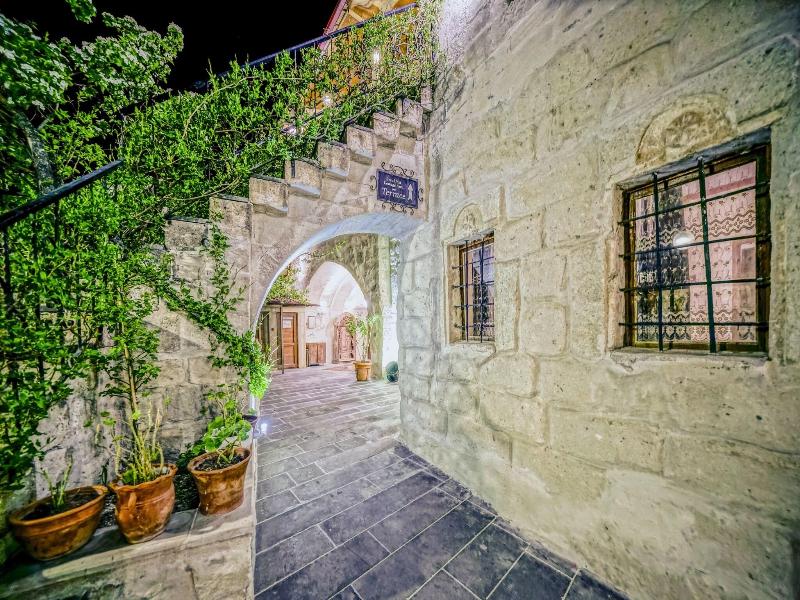 Elysa E Cave House image