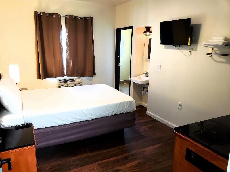 Anchor Pointe Inn image