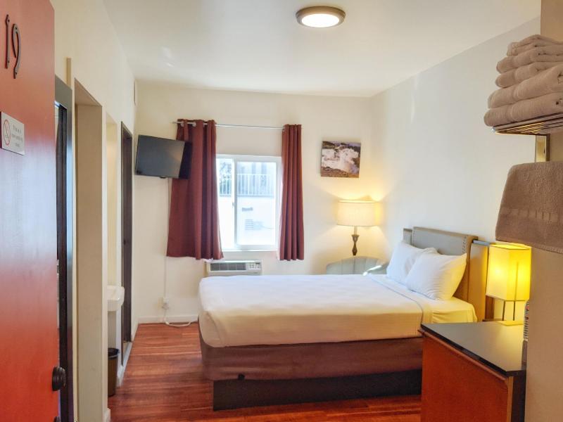 Anchor Pointe Inn image