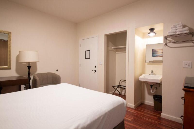 Anchor Pointe Inn image
