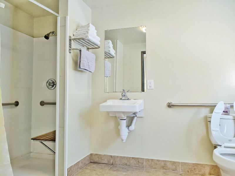 Anchor Pointe Inn image