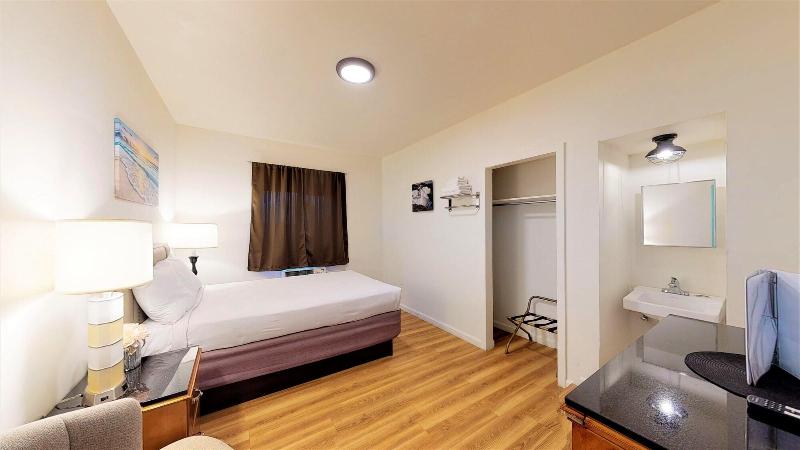 Anchor Pointe Inn image