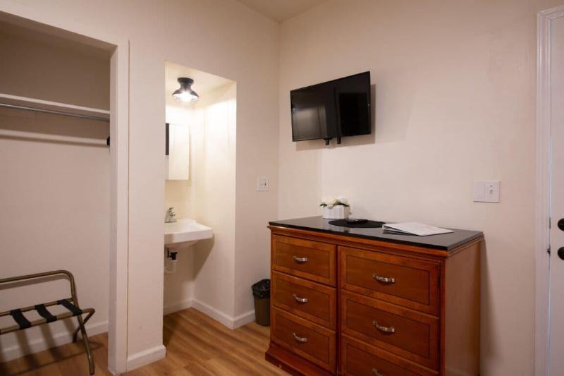 Anchor Pointe Inn image