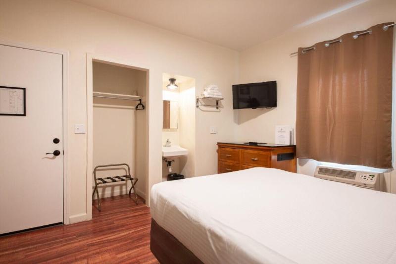 Anchor Pointe Inn image