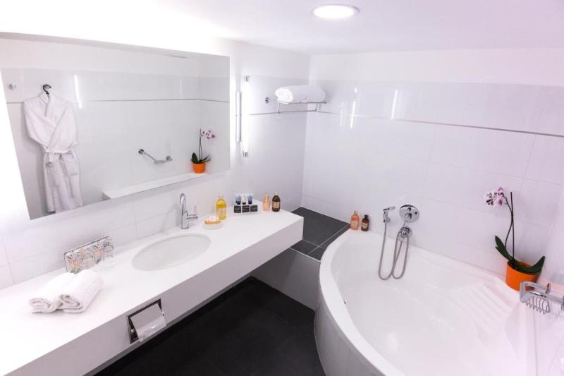 The Seasons On The Sea image
