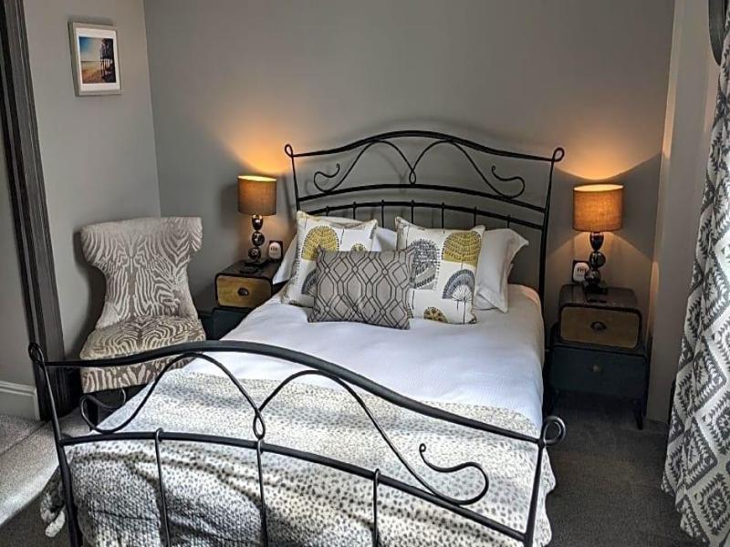Oaklands Guest House image