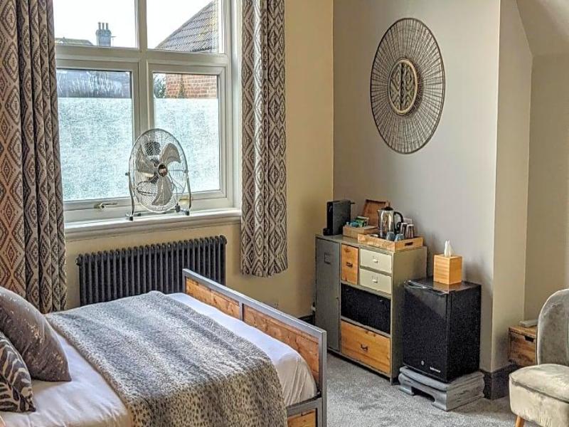 Oaklands Guest House image