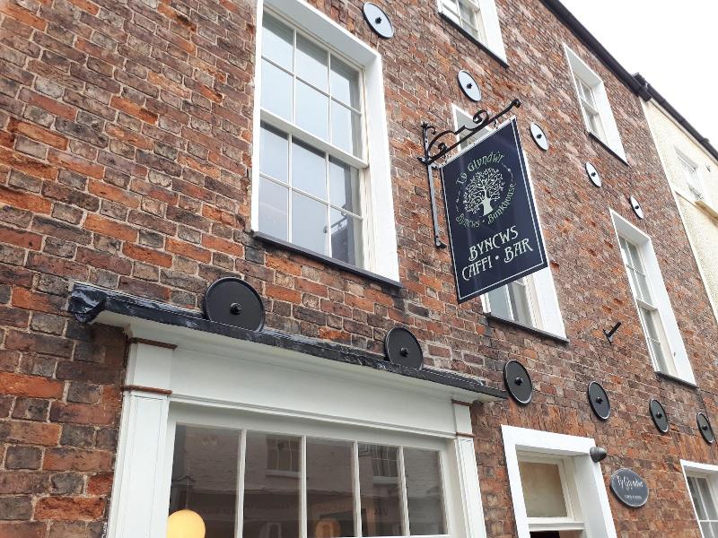 Ty Glyndwr Bunkhouse Bar And Cafe image