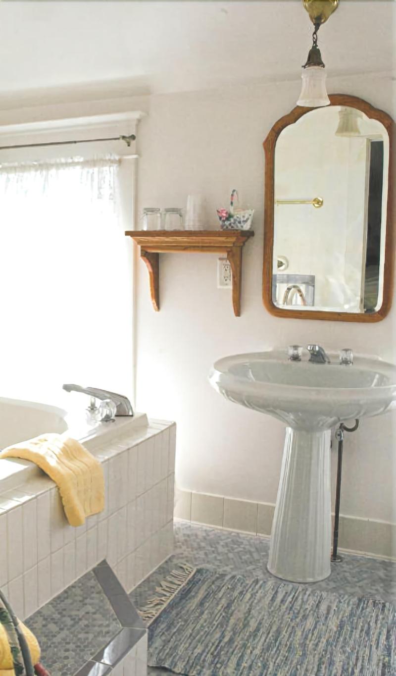 White Lace Inn image