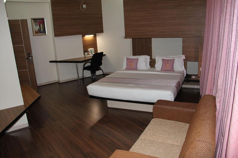 Hotel Grand Bee image