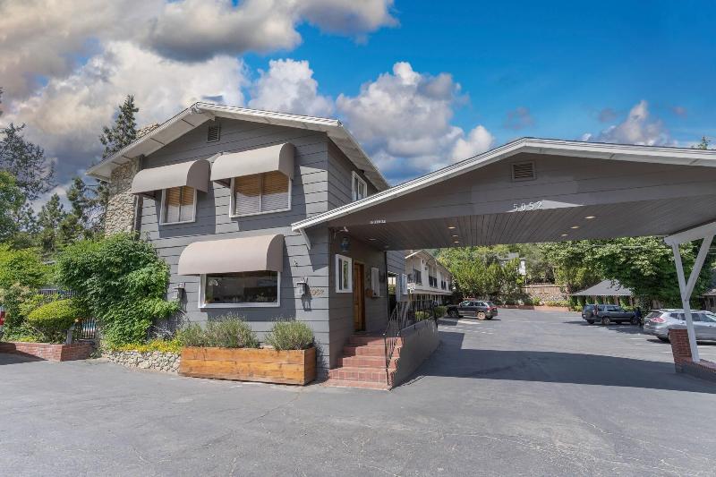 Mariposa Lodge image
