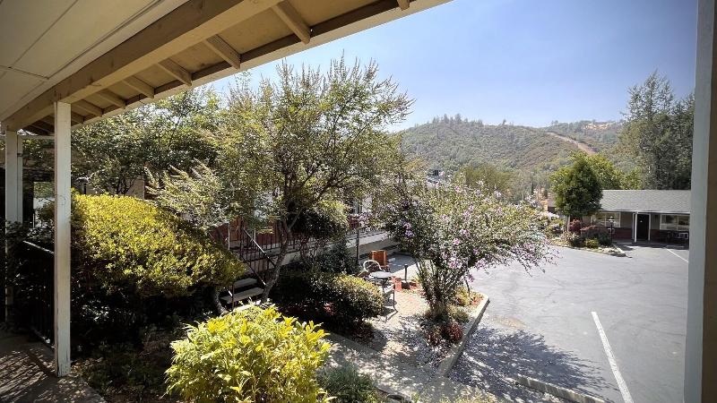 Mariposa Lodge image