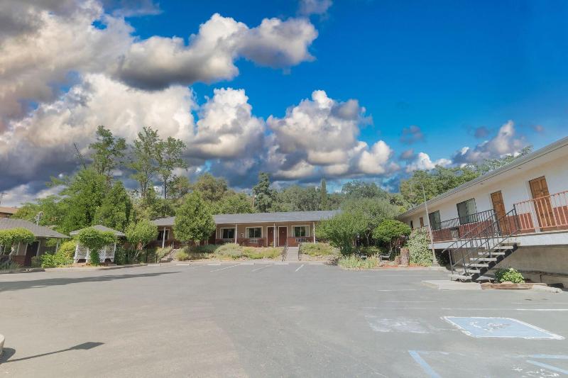 Mariposa Lodge image