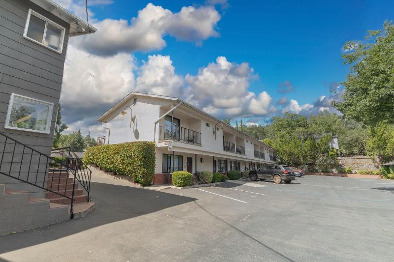 Mariposa Lodge image