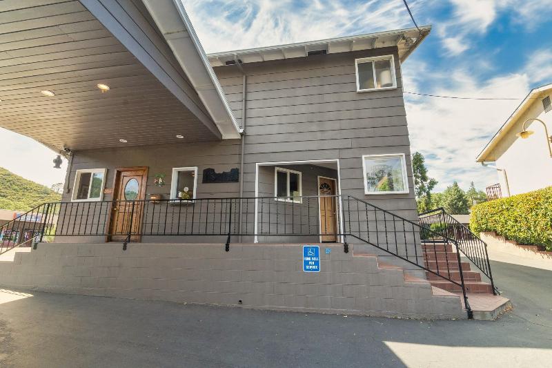 Mariposa Lodge image