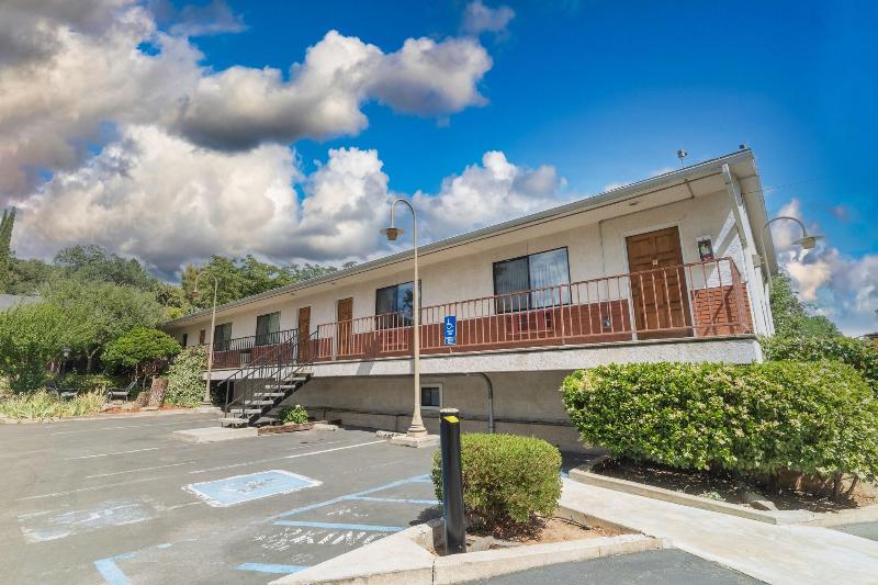 Mariposa Lodge image