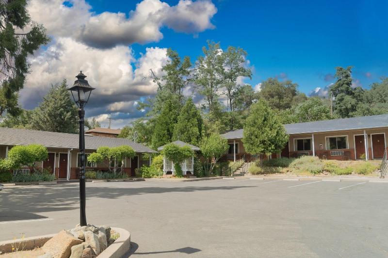 Mariposa Lodge image