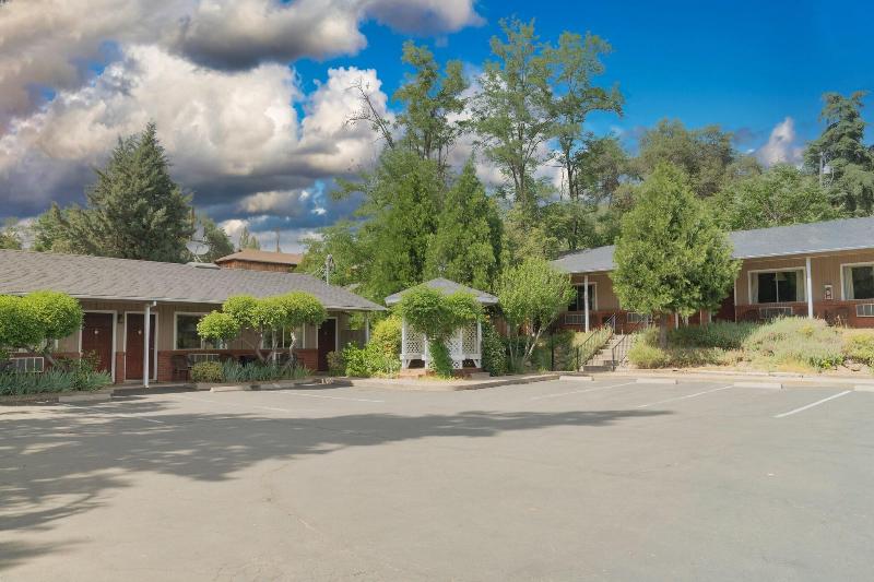 Mariposa Lodge image