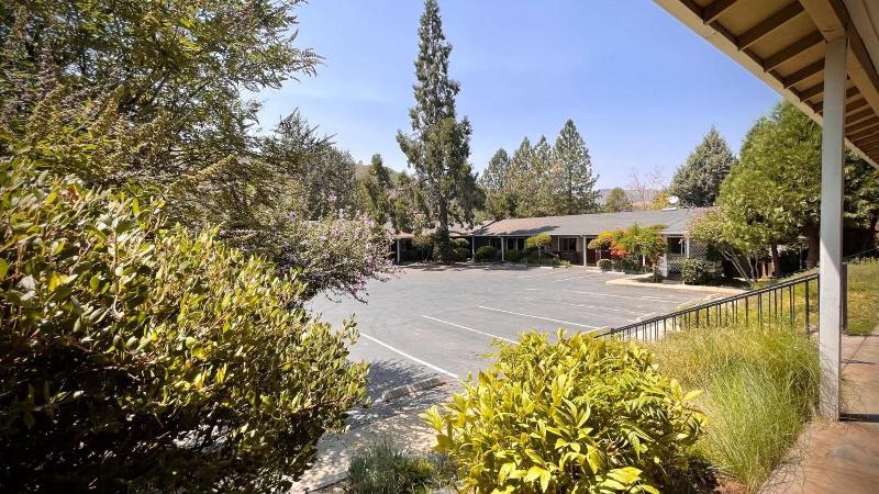 Mariposa Lodge image