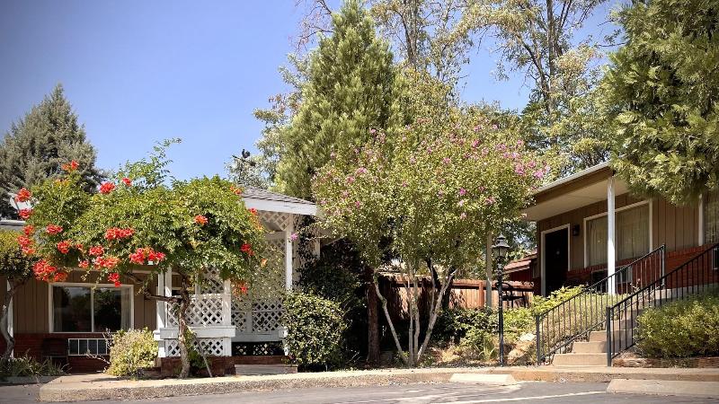 Mariposa Lodge image