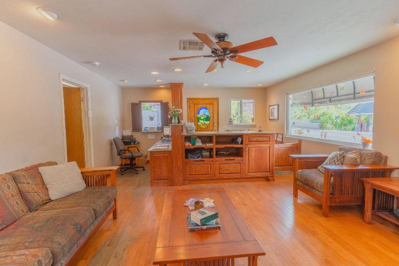 Mariposa Lodge image