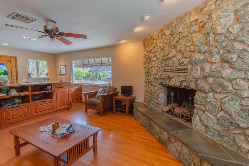 Mariposa Lodge image