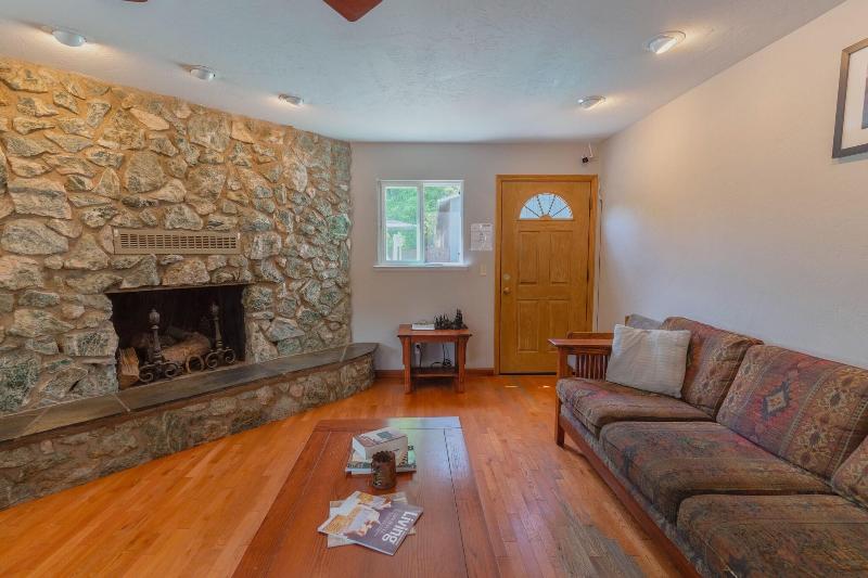 Mariposa Lodge image