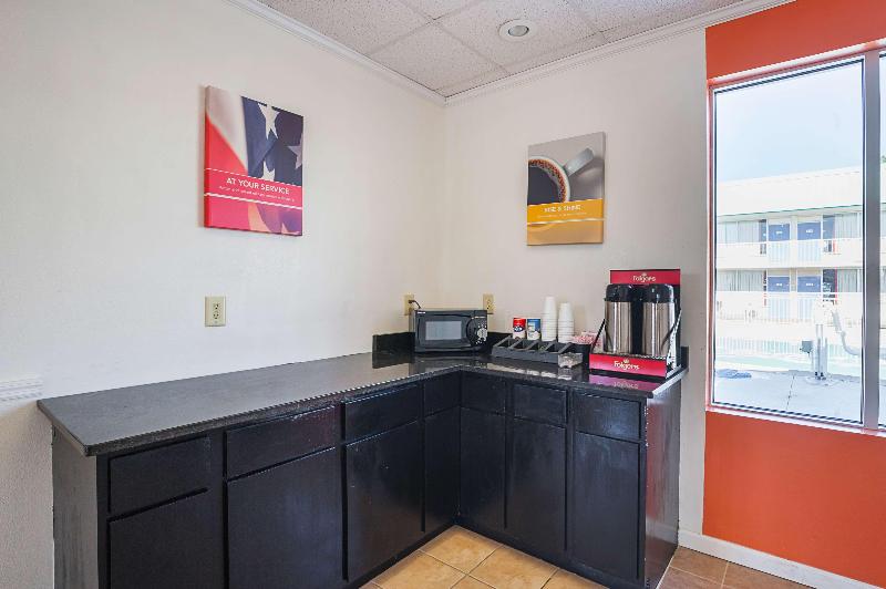 Motel 6 Tifton Ga image