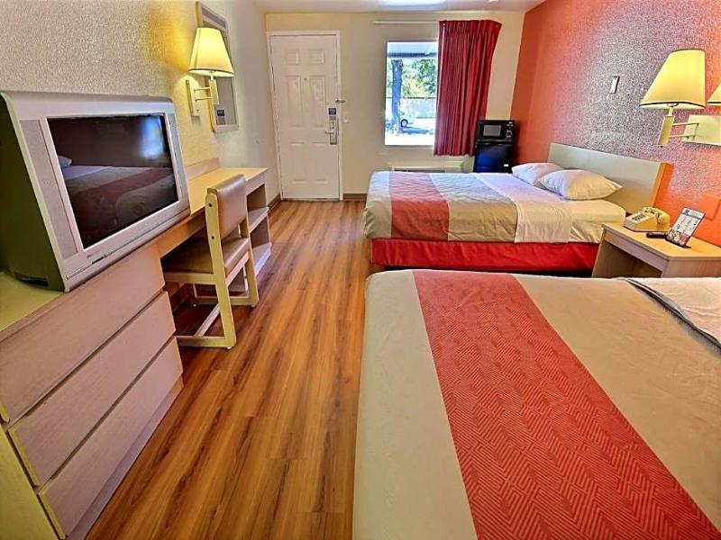 Motel 6 Tifton Ga image