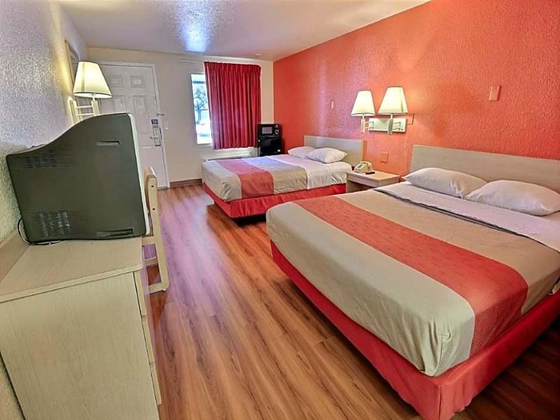 Motel 6 Tifton Ga image