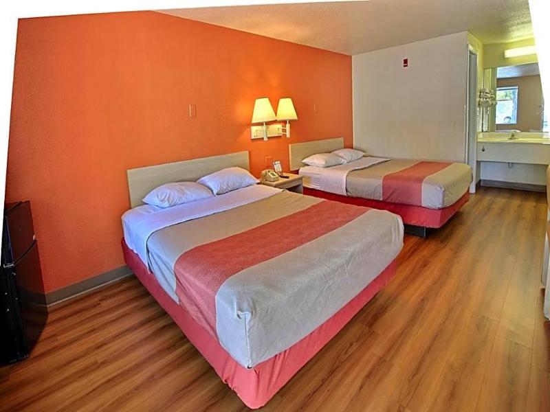 Motel 6 Tifton Ga image
