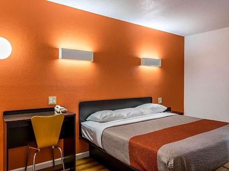 Motel 6 Tifton Ga image