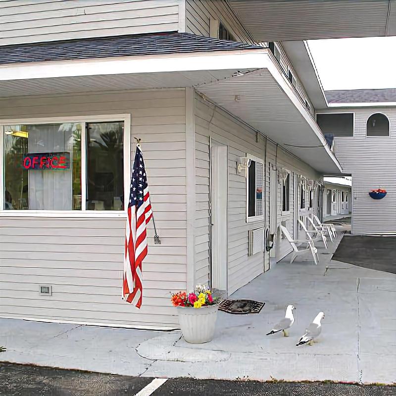 Mackinaw Budget Inn — exterior view
