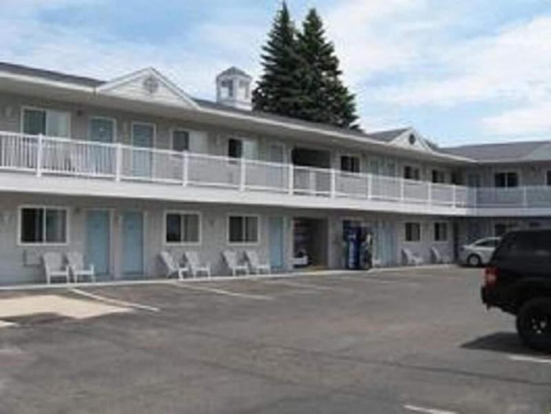 Mackinaw Budget Inn — general view