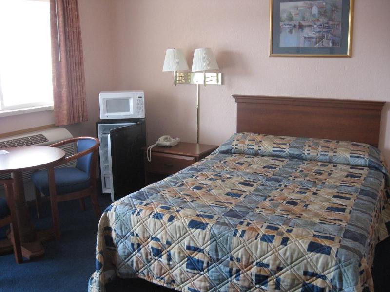 Mackinaw Budget Inn — photo 16