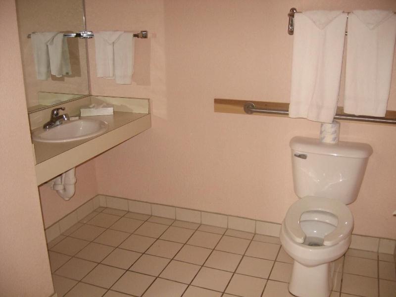 Mackinaw Budget Inn — photo 25