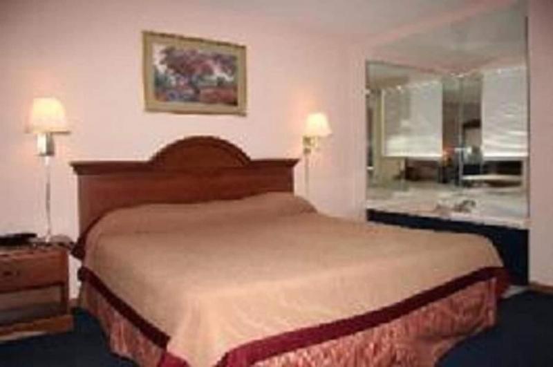 Mackinaw Budget Inn — photo 23
