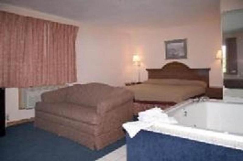 Mackinaw Budget Inn — photo 21