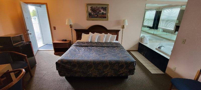 Mackinaw Budget Inn — photo 6