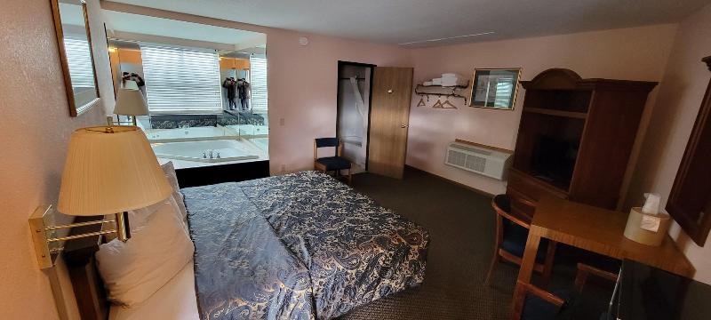 Mackinaw Budget Inn — photo 40