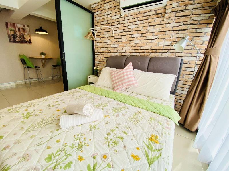 Chrisenbel Suites Pinnacle Pj image