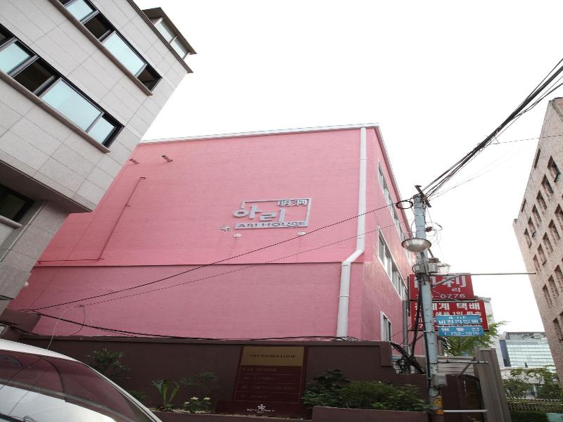 Ari House image