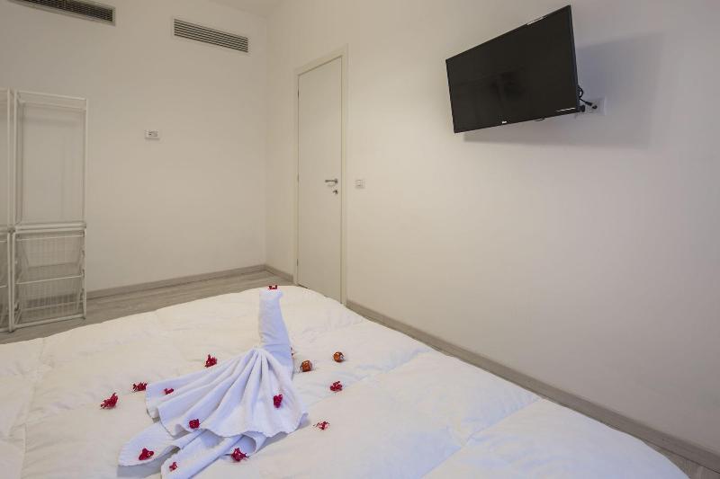 Flower Suites Sorrento image