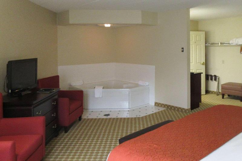 Quality Inn Suites image 9