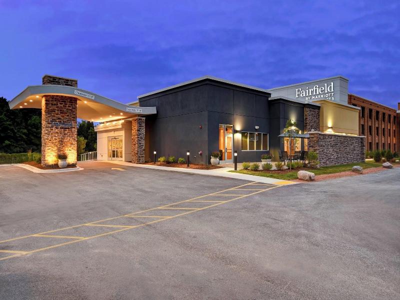 Fairfield Inn Suites By Marriott Milwaukee North image